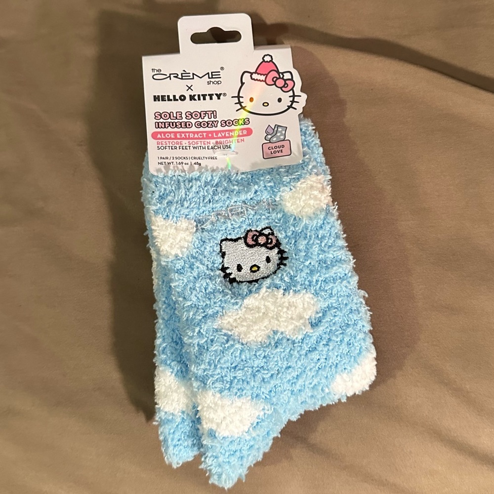 Crème x hello kitty fuzzy socks